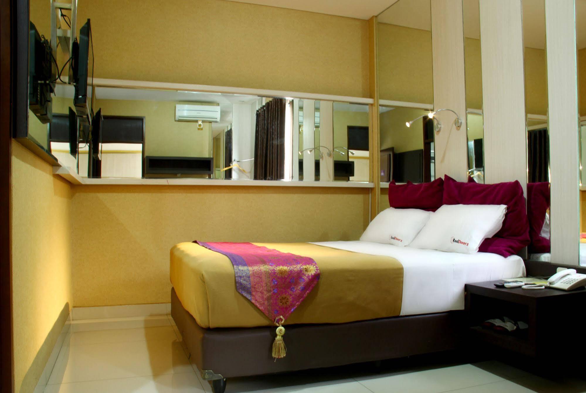 Reddoorz Plus @ Natuna Bandung Kültér fotó